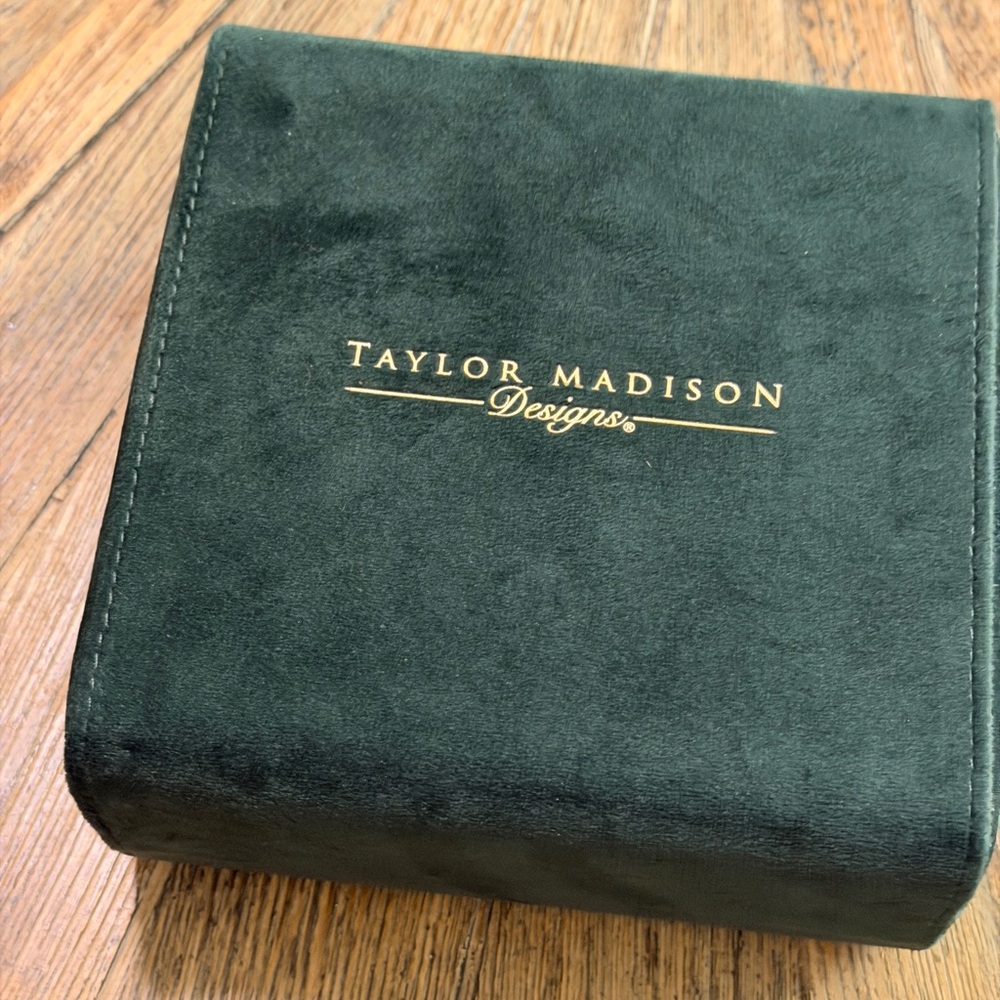 Taylor Madison jewelry keeper travel case Emerald green velvet jewelry box